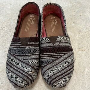 Tom’s Aztec print flats. Size 10.
